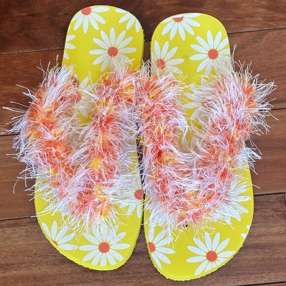 DAISY FLIP-FLOPS WITH DECORATIVE YARN DETAILING:NWOT MEDIUM (see measurement) - Picture 1 of 13